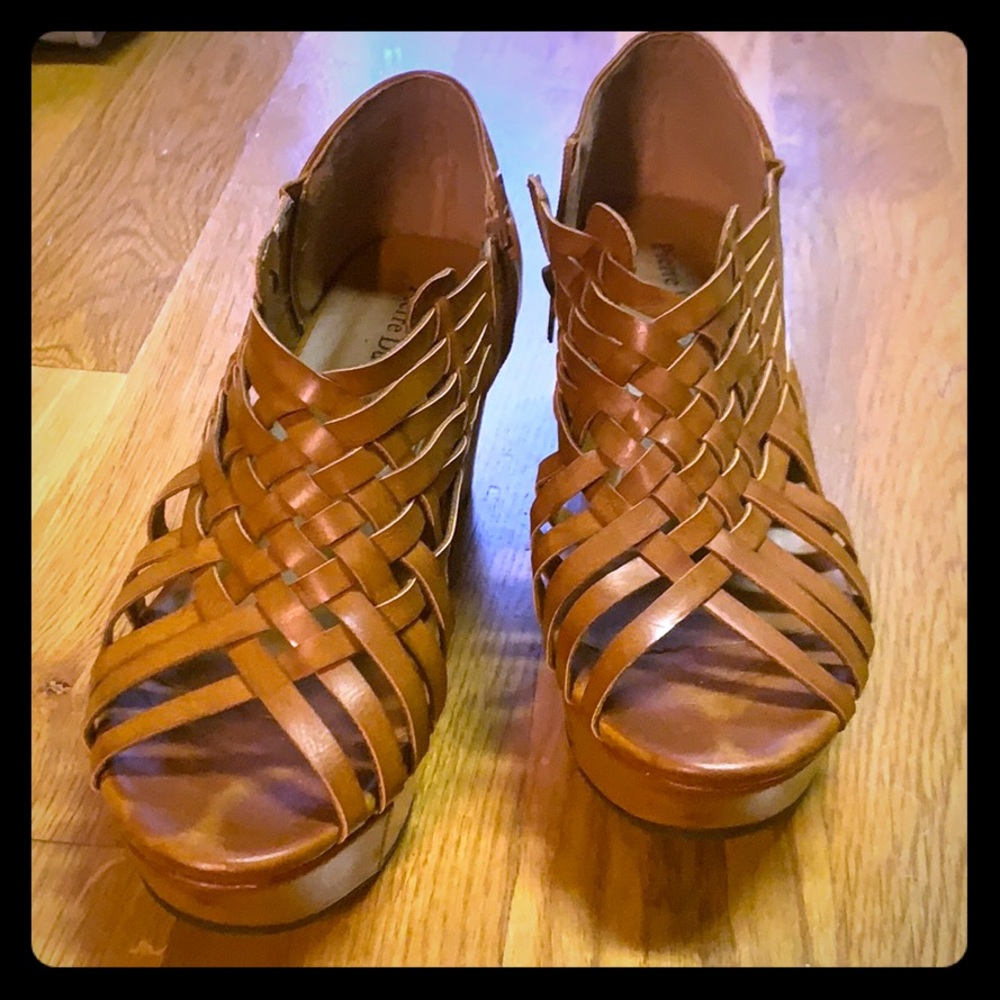 Pierre Dumas size 8 Cognac Basketweave Wedge